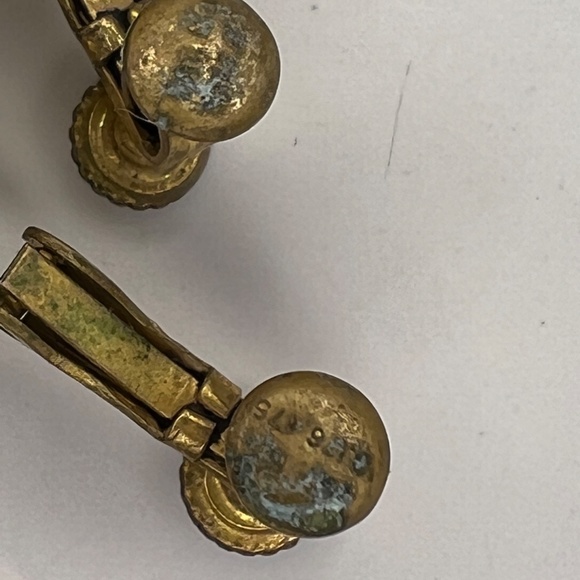 Miriam Haskell Earrings Vintage Signed Faux Coral Shell Beaded Clip/ Screw back - Picture 14 of 14